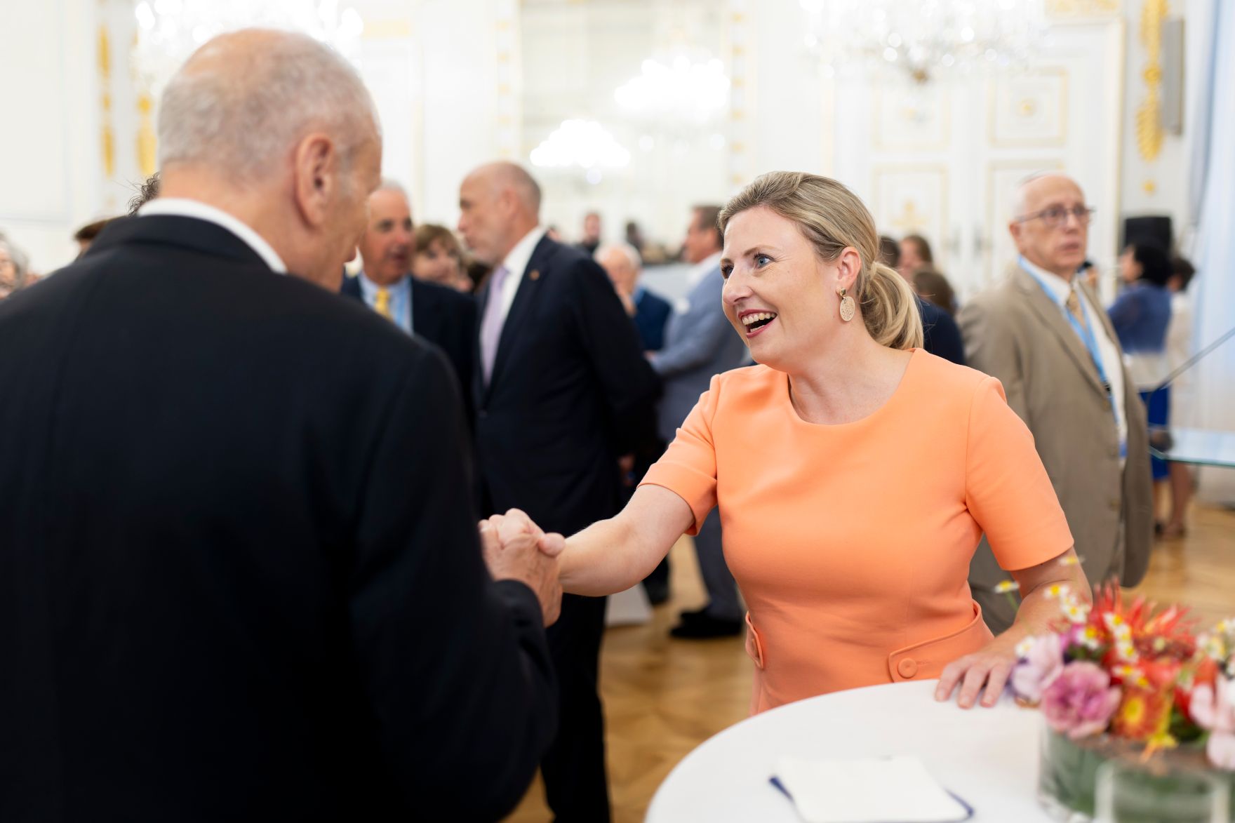 _DC_0008.jpg Am 12. September 2023 gab Bundesministerin Karoline Edtstadler gemeinsam mit Bundesministerin Susanne Raab (r.) einen Empfang zum jüdischen Neujahrstag "Rosch ha-Schana" im Bundeskanzleramt.