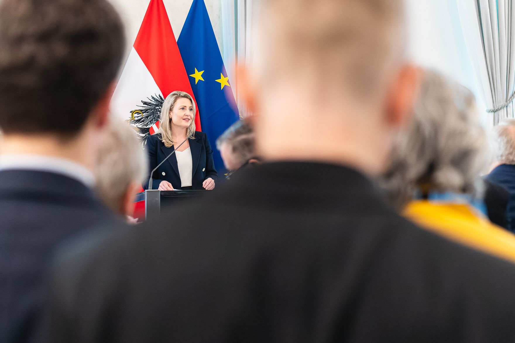 _SRO7289-ARW.jpg Am 15. April 2024 lud Bundesministerin Susanne Raab (2.v.l.) anlässlich des „Empfang zur Osterzeit“ zahlreiche Vertreter der Kirchen und Religionsgesellschaften in Österreich, ins Bundeskanzleramt ein.