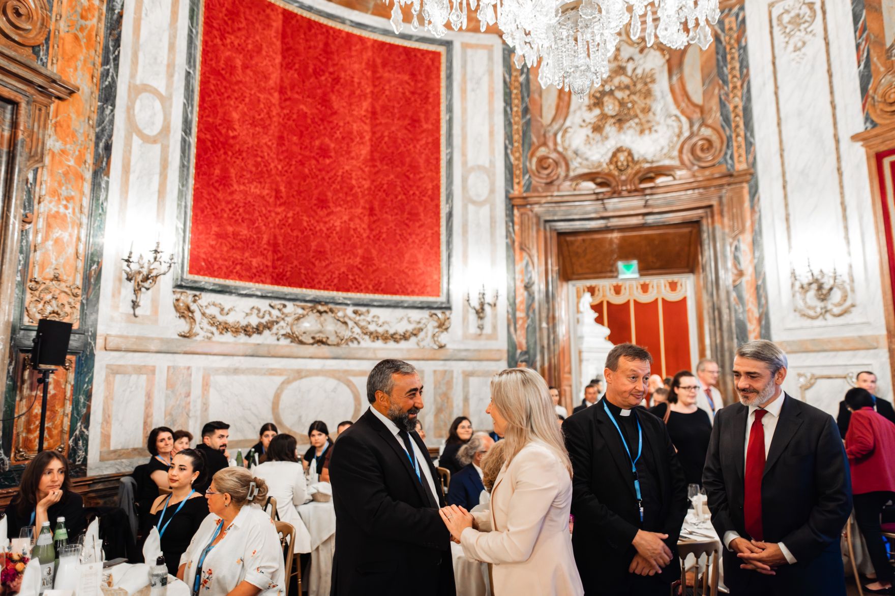 _ZIL1027-Verbessert-RR.jpg Am 11. Juli 2024 nahm Bundesministerin Susanne Raab (im Bild) am Fastenbrechen anlässlich der alevitischen Trauer- und Fastenzeit Muharrem teil.
