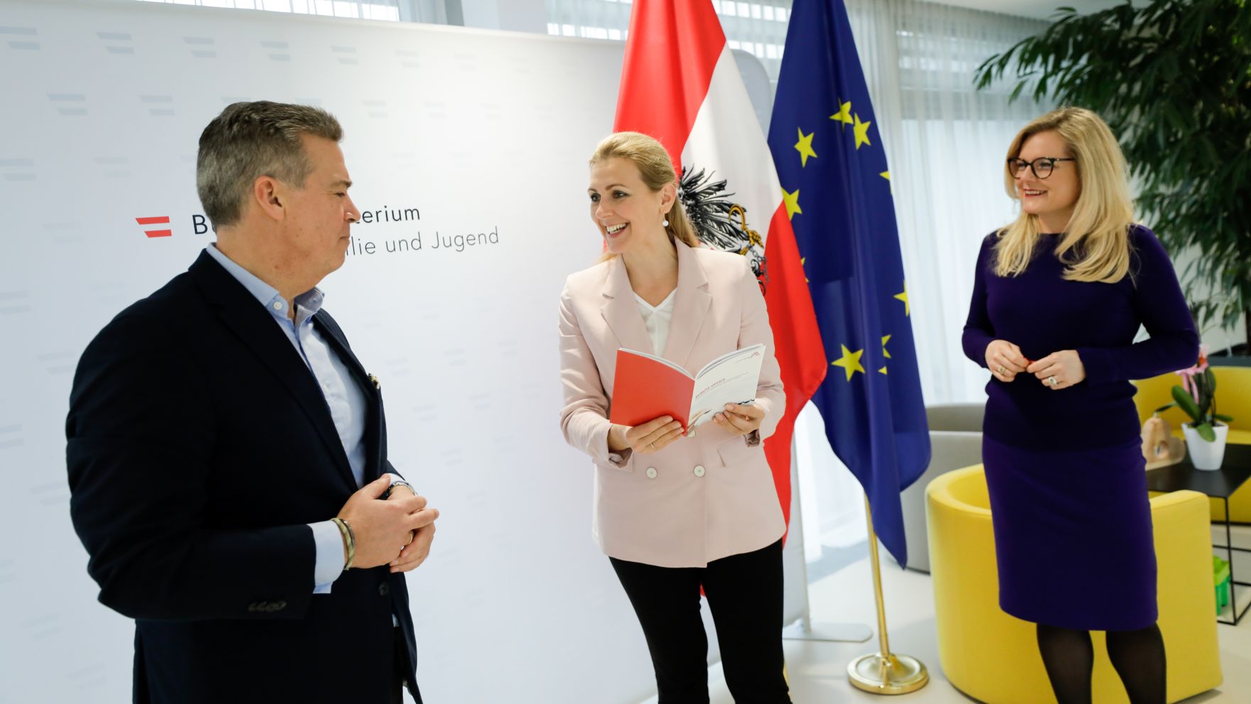 _AND5524.jpg Am 10. Dezember 2020 empfing Bundesministerin Christine Aschbacher (m.) den Beirat der Leitbetriebe Austria zu einem Gespräch. Im Bild mit Andreas Gnesda (l.) und Monica Rintersbacher (r.).