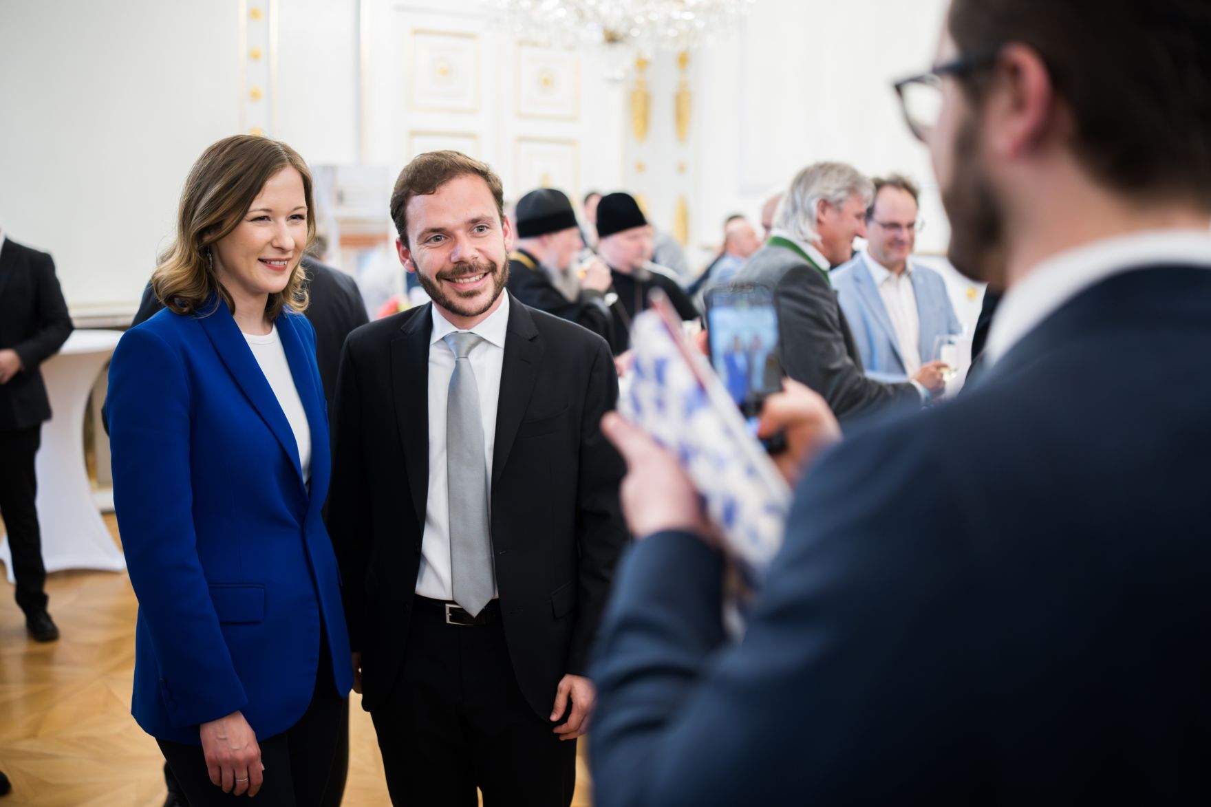 DUN_0016.jpg Am 6. Mai 2025 lud Bundesministerin Claudia Plakolm (l.) anlässlich des „Empfang zur Osterzeit“ zahlreiche Vertreter der Kirchen und Religionsgesellschaften in Österreich, ins Bundeskanzleramt ein.
