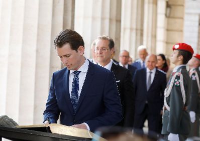 Am 24. April 2019 fand anl&auml;sslich der 74. Wiederkehr des Tages der Wiedererrichtung der Republik &Ouml;sterreich eine feierliche Kranzniederlegung im Weiheraum und in der Krypta des &auml;u&szlig;eren Burgtors statt. Im Bild Bundeskanzler Sebastian Kurz (l.) mit Vizekanzler Heinz-Christian Strache (r.).