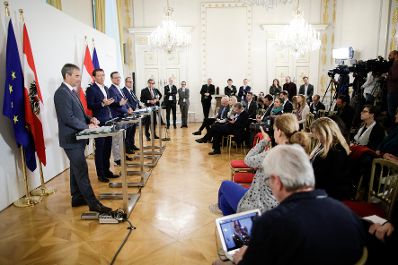 Bundeskanzler Sebastian Kurz (m.l.), Vizekanzler Heinz-Christian Strache (m.r.), Bundesminister Hartwig L&ouml;ger (l.) und Staatssekret&auml;r Hubert Fuchs (r.) beim Pressefoyer nach dem Ministerrat am 01. Mai 2019.
