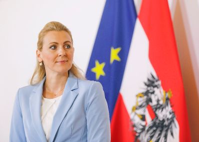Am 29. September 2020 fand ein Pressestatement zu den Ma&szlig;nahmen gegen die Krise im Bundeskanzleramt statt. Im Bild Bundesministerin Christine Aschbacher.