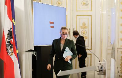 Am 1. Dezember 2020 fand ein Pressestatement zu den Ma&szlig;nahmen gegen die Krise im Bundeskanzleramt statt. Im Bild Bundesministerin Christine Aschbacher.