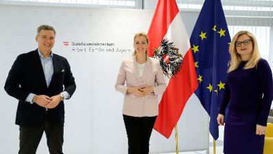 Am 10. Dezember 2020 empfing Bundesministerin Christine Aschbacher (m.) den Beirat der Leitbetriebe Austria zu einem Gespr&auml;ch. Im Bild mit Andreas Gnesda (l.) und Monica Rintersbacher (r.).
