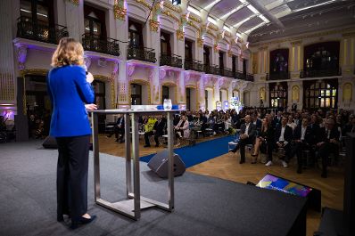 Am 28. Mai 2025 &uuml;berreichte Bundesministerin Claudia Plakolm (l.) den Europa-Staatspreis 2025 in verschiedenen Kategorien.